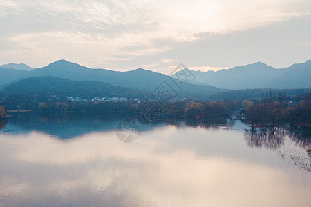 清晨宁静的湖水图片