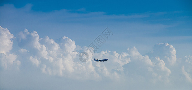 商务飞机云中漫步 飞机背景