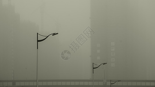雾霾天的路灯图片