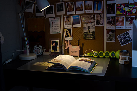 灯光下的书桌图片