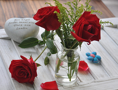 玻璃器里的玫瑰花图片