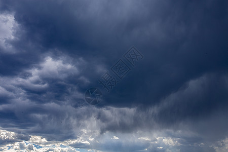 乌云密布下雨天空高清图片
