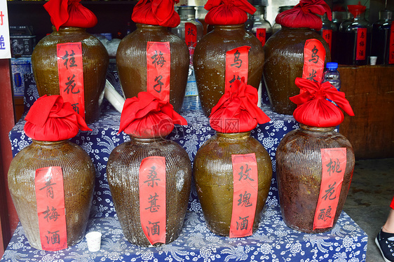 摆放着的酒坛子
