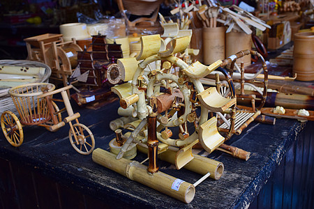 卷草龙纹雕刻图案竹片制作的工艺品背景