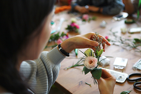 美女正在制作花艺背景图片