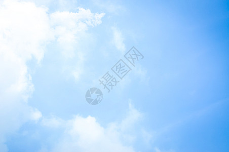 蓝天白云高空中机翼高清图片