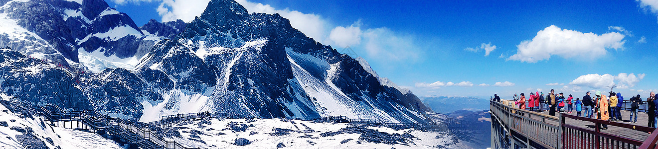 白和蓝玉龙雪山背景
