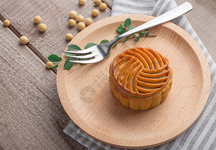 酥皮月饼中秋传统美食月饼摆拍木板背景背景