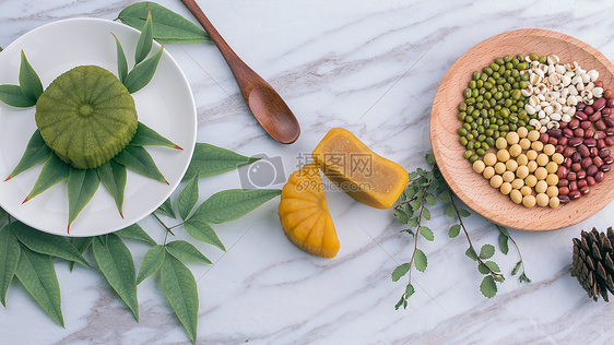 中秋传统食品月饼大理石背景摆拍图片