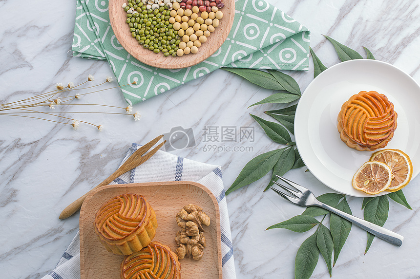 中秋传统食品月饼背景摆拍图片