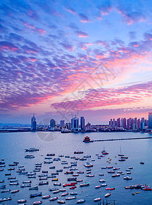 日落海湾妖媚的紫色云彩高清图片