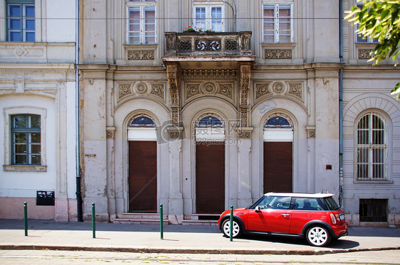 房子门前的红色汽车