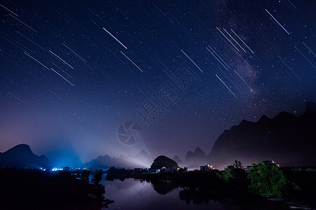 山与水上的流星雨图片