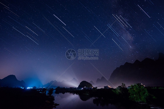 山与水上的流星雨图片