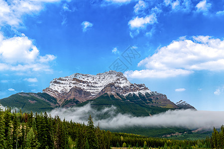 巍峨的雪峰与蓝天相得益彰图片