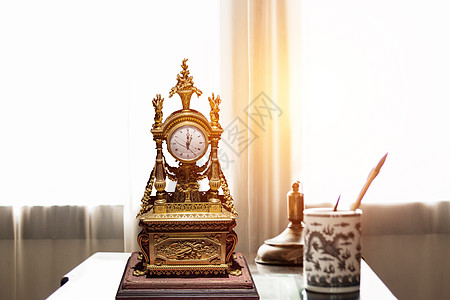 创意 欧式 复古 时钟 书房摆件背景图片