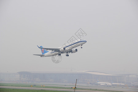 孔雀e腾空而起的南航e190背景