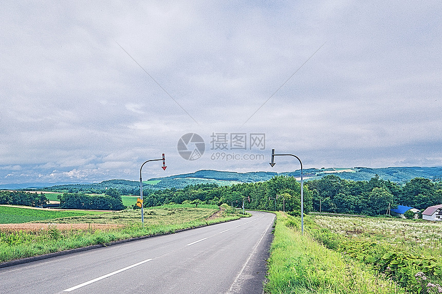 北海道夏天晴空远路和骑车少年图片