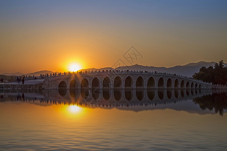 北京颐和园古建筑风景黄昏·十七孔桥背景