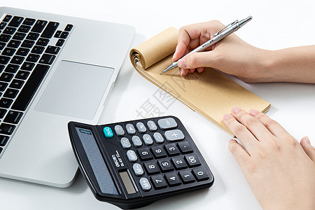财务票据会计在桌上用计算机算账背景