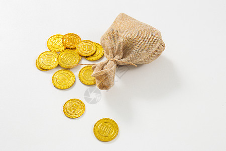 数字财富袋子旁散落的金币背景