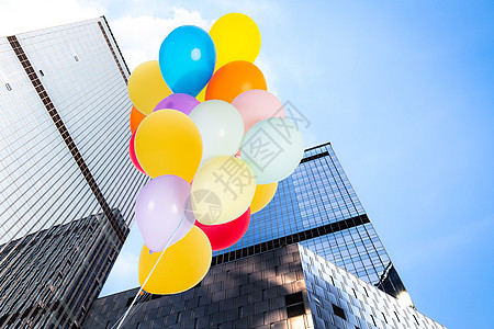 蓝天下聚集在一起的彩色气球高清图片