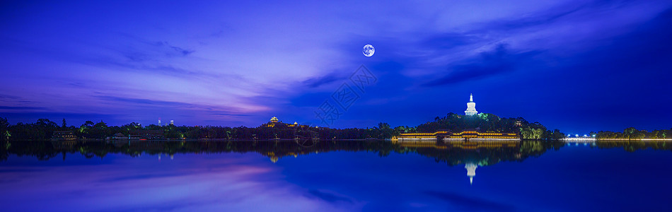 明月皎洁湖面如镜夜景宜人背景图片