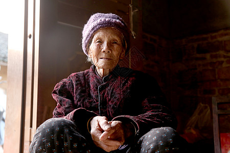 8种颜色8旬老妪 致我思念的外婆背景