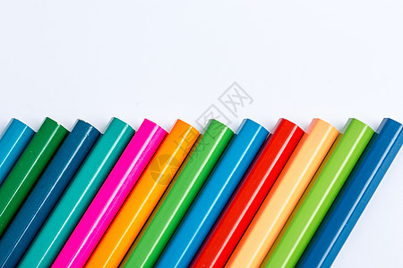 教育设计彩虹色铅笔平铺创意拍摄背景图片