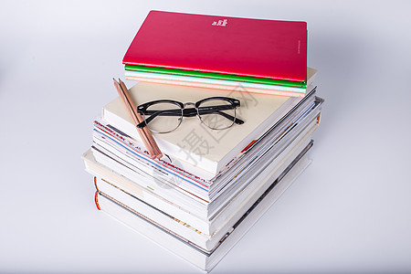 教育眼镜书本叠放摆拍图片