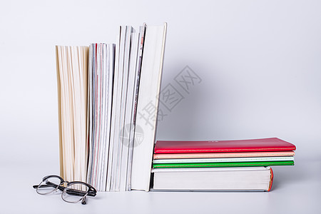 教育眼镜书本叠放摆拍图片