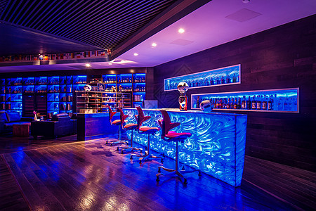 蓝色氛围灯下酒吧一角 装满酒水的酒柜图片