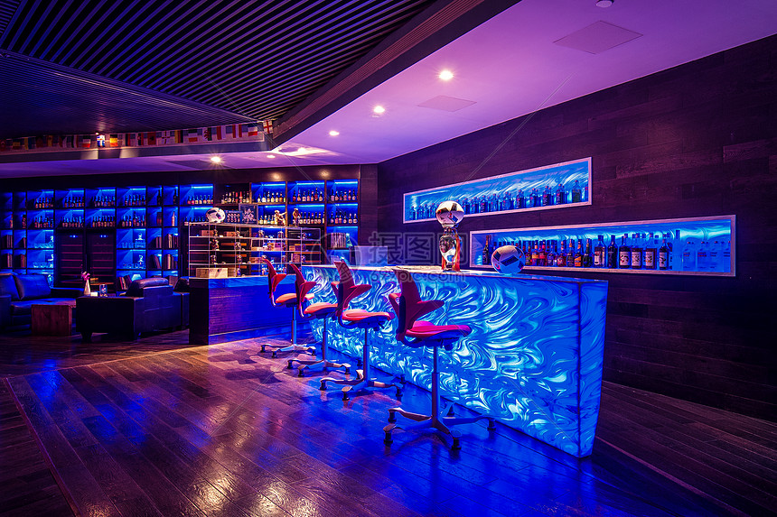 蓝色氛围灯下酒吧一角 装满酒水的酒柜