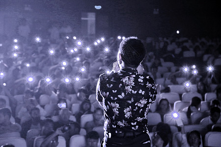 消色星光璀璨演唱会主唱背影图片