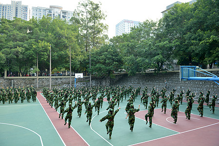 今天，为了军训，我重返校园背景图片