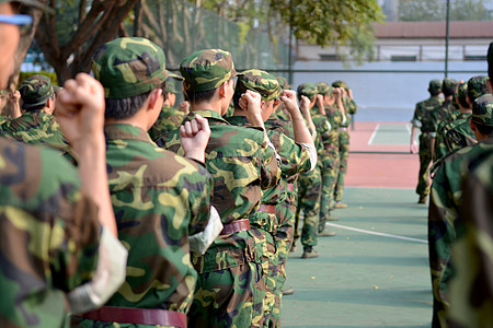 敬礼的士兵今天，为了军训，我重返校园背景