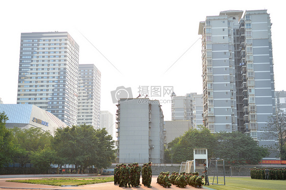 今天，为了军训，我重返校园图片