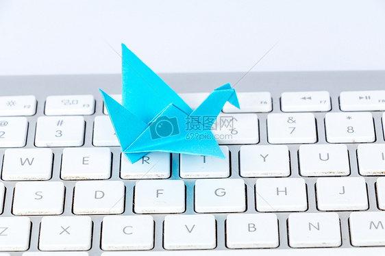 蓝色千纸鹤键盘创意设计图片