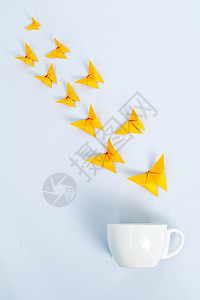 黄色纸蝴蝶咖啡杯创意设计图片