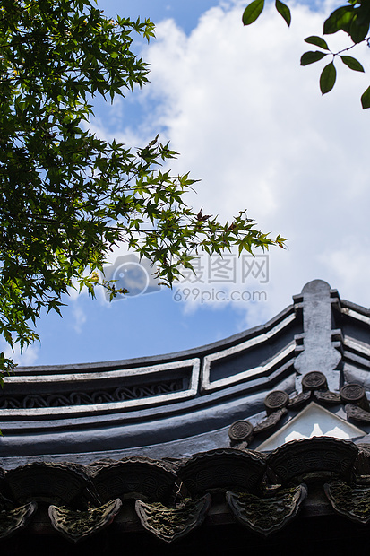 中国风枫叶前景屋顶蓝天图片
