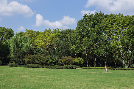 白云装饰图案蓝天白云树林草地老人风景背景