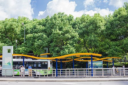 蓝天白云公交乘客绿色环境图片