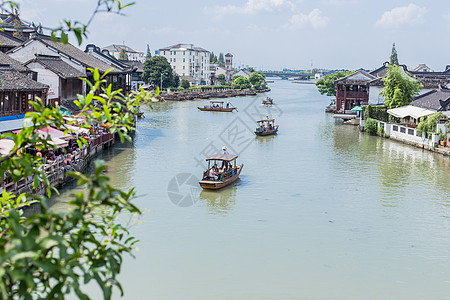 上海枫泾古镇树前景蓝天白云船乌篷船背景