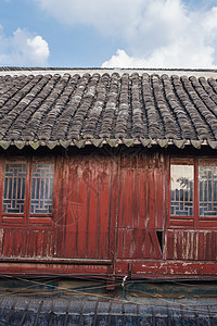 蓝天白云屋瓦红窗古镇建筑图片