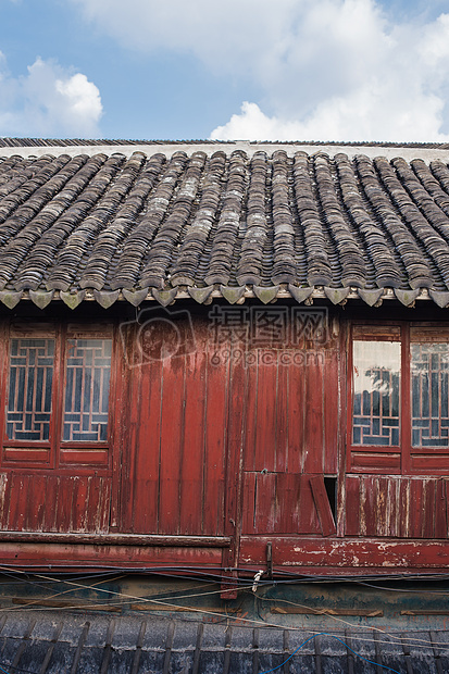 蓝天白云屋瓦红窗古镇建筑图片