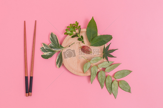 清新木筷木盘树叶排列摆拍图片