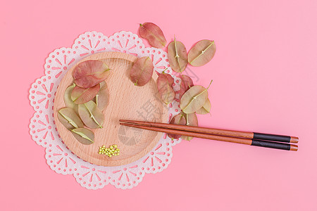 清新木筷红果种子创意摆拍背景图片