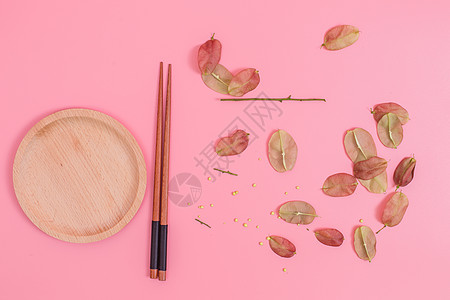 清新木筷木盘红果创意摆拍背景图片