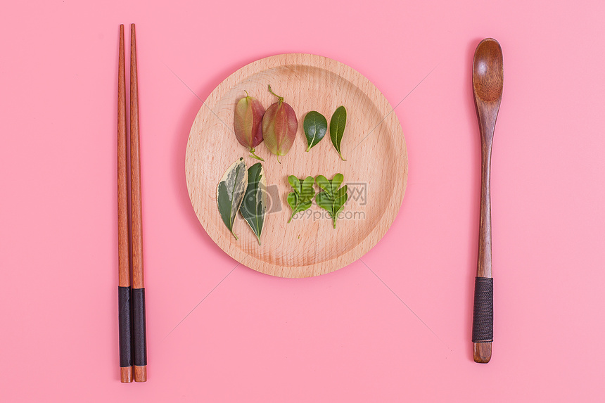 清新木筷木盘树叶创意摆拍图片