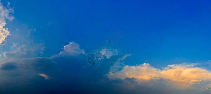 高空间天空·蓝·云背景